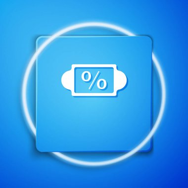 Mavi arkaplanda beyaz indirimli etiket simgesi izole edildi. Etiket alışverişi. Özel teklif işareti. İndirim kuponları sembolü. Mavi kare düğme. Vektör İllüstrasyonu