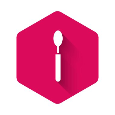 Uzun gölge ile izole beyaz kaşık simgesi. Yemek Eşyası. Çatal bıçak işareti. Pembe altıgen düğmesi. Vektör Illustration