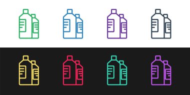 Çamaşır deterjanı, çamaşır suyu, bulaşık deterjanı ya da siyah beyaz arka planda izole edilmiş başka bir temizlik malzemesi için plastik şişeleri ayarlayın. Vektör İllüstrasyonu