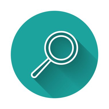 Beyaz çizgi tava simgesi uzun gölgeli izole edilmiş. Kızartma veya kızartma gıda sembolü. Yeşil daire düğmesi. Vektör İllüstrasyonu