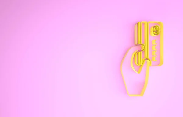 Żółta ludzka ręka trzymająca ikonę karty kredytowej na różowym tle. Płatność online. Płać kartą. Operacje finansowe. Koncepcja minimalizmu. Ilustracja 3D 3D renderowania — Zdjęcie stockowe