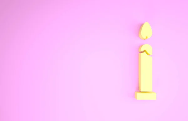 Icono amarillo de vela ardiente aislado sobre fondo rosa. Vara cilíndrica con llama ardiente. Concepto minimalista. 3D ilustración 3D render —  Fotos de Stock