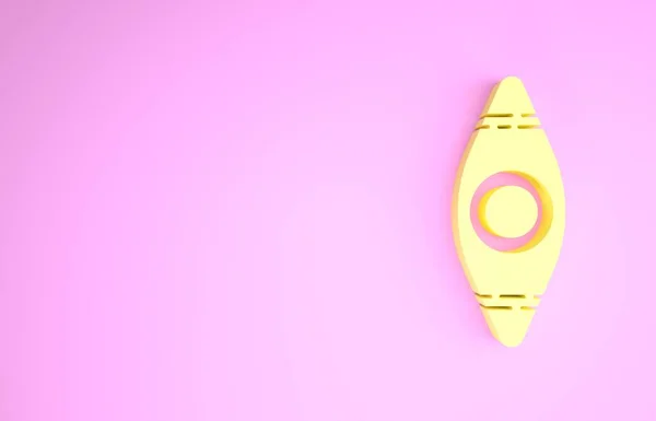 Žlutá ikona kajaku a pádla izolované na růžovém pozadí. Kajak a kánoe pro rybaření a cestovní ruch. Venkovní aktivity. Minimalismus. 3D ilustrace 3D vykreslení — Stock fotografie