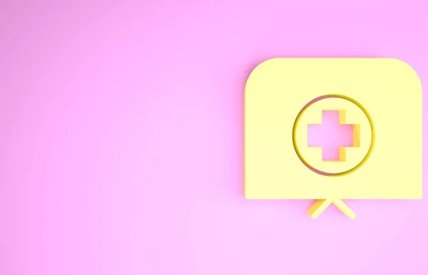 Gelbe Schwesternmütze mit Kreuzsymbol auf rosa Hintergrund. Mützenschild für medizinische Krankenschwestern. Minimalismus-Konzept. 3D Illustration 3D Renderer — Stockfoto