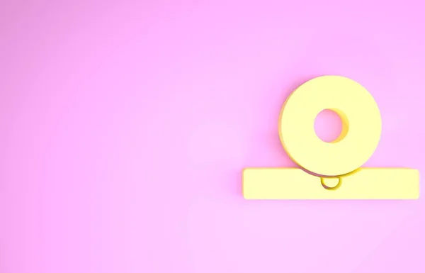 Жовта отоларингова ікона головного рефлектора ізольована на рожевому тлі. Обладнання для перевірки на вухо, горло і ніс пацієнтів. Концепція мінімалізму. 3D-рендеринг — стокове фото