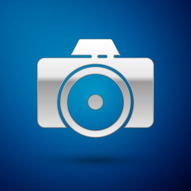 Mavi arkaplanda gümüş fotoğraf makinesi simgesi izole edildi. Fotoğraf makinesi simgesi. Vektör İllüstrasyonu