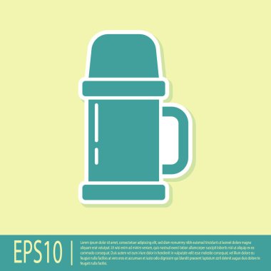 Sarı arkaplanda yeşil termos konteynır simgesi izole edildi. Termo matara ikonu. Kamp ve yürüyüş ekipmanları. Vektör İllüstrasyonu