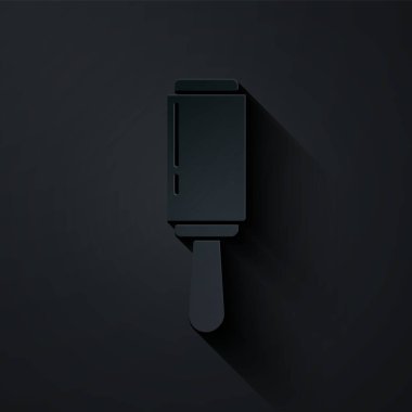 Siyah arkaplanda izole edilmiş temizlik giysileri ikonu için kağıt kesiği yapışkan silindiri. Enkazdan, tozdan, saçtan, tüyden, evcil yünden kurtuluyorum. Kağıt sanatı tarzı. Vektör İllüstrasyonu