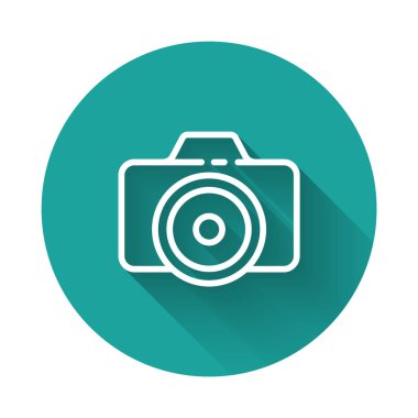 Beyaz çizgi fotoğraf makinesi ikonu uzun gölgeli izole edildi. Fotoğraf makinesi simgesi. Yeşil daire düğmesi. Vektör İllüstrasyonu