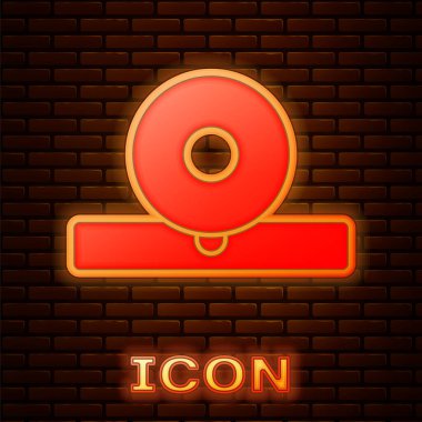 Parlayan neon otolaryngolojik kafa yansıtıcı ikonu tuğla duvar arka planında izole edilmiş. Hastanın kulağını, boğazını ve burnunu incelemek için ekipman. Vektör İllüstrasyonu