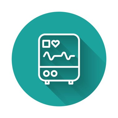 Uzun gölgeli, kardiyogram ikonlu beyaz çizgi bilgisayar monitörü. Simge denetleniyor. Kalp atışı elle çizilmiş EKG monitörü. Yeşil daire düğmesi. Vektör İllüstrasyonu