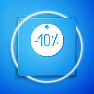 Beyaz 10 indirimli etiket simgesi mavi arka planda izole edildi. Etiket alışverişi. Özel teklif işareti. İndirim kuponları sembolü. Mavi kare düğme. Vektör İllüstrasyonu