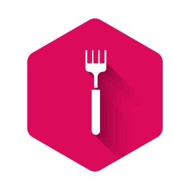 Beyaz çatal simgesi uzun gölge ile yalıtılmış. Çatal bıçak sembolü. Pembe altıgen düğmesi. Vektör Illustration