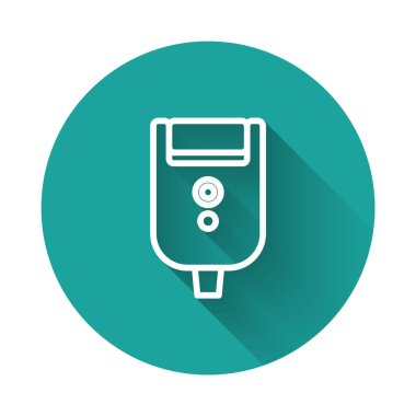 Uzun gölgeli izole edilmiş insan simgesi için beyaz çizgili elektrikli tıraş bıçağı. Elektrikli tıraş makinesi. Yeşil daire düğmesi. Vektör İllüstrasyonu