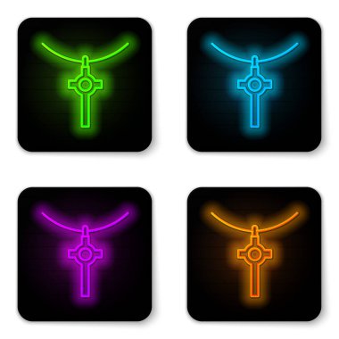 Parlayan neon çizgisi, beyaz arka planda izole edilmiş zincir ikon üzerinde Hristiyan haçı. Kilise haçı. Siyah kare düğme. Vektör İllüstrasyonu