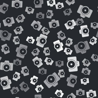 Gri fotoğraf makinesi ikonu siyah arkaplanda kusursuz desen izole etti. Fotoğraf makinesi simgesi. Vektör İllüstrasyonu