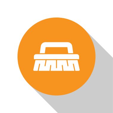 Temizlik simgesi için beyaz fırça beyaz arkaplanda izole edildi. Temizlik hizmeti konsepti. Turuncu daire düğmesi. Vektör İllüstrasyonu