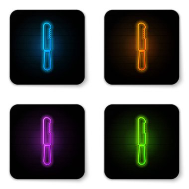 Parlayan neon kullan-at plastik bıçak ikonu beyaz arka planda izole edilmiş. Siyah kare düğme. Vektör İllüstrasyonu