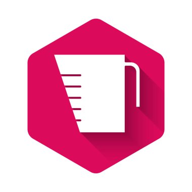 Kuru ve sıvı yiyecek ikonunu ölçmek için uzun gölgeli beyaz ölçü kabı. Plastik şişenin sapı var. Pembe altıgen düğmesi. Vektör İllüstrasyonu