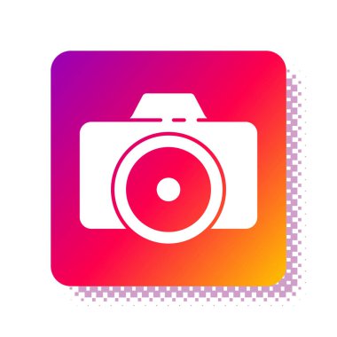Beyaz fotoğraf makinesi simgesi beyaz arkaplanda izole edildi. Fotoğraf makinesi simgesi. Kare renk düğmesi. Vektör İllüstrasyonu