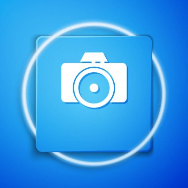 Mavi arkaplanda beyaz fotoğraf makinesi simgesi izole edildi. Fotoğraf makinesi simgesi. Mavi kare düğme. Vektör İllüstrasyonu