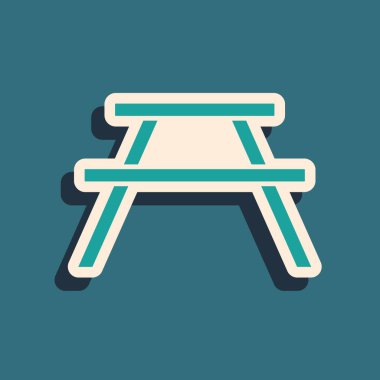 Masa simgesinin her iki tarafında da yeşil arkaplanda izole edilmiş banklar olan yeşil piknik masası. Uzun gölge tarzı. Vektör İllüstrasyonu