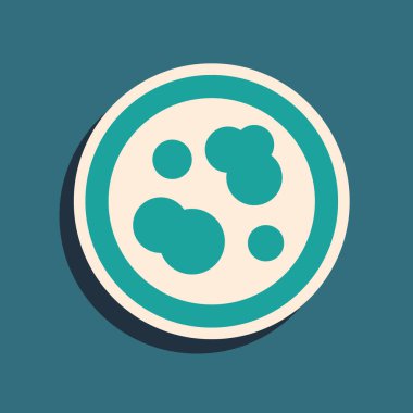 Yeşil arka planda izole edilmiş bakteri simgesi olan yeşil Petri kabı. Uzun gölge tarzı. Vektör İllüstrasyonu