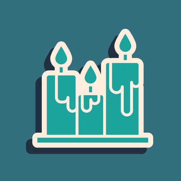Піктограма Зелених Свічок Ізольована Зеленому Фоні Циліндрична Свічка Палаючим Полум — стоковий вектор