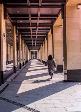 koridor alışveriş merkezi güneş ışığı 