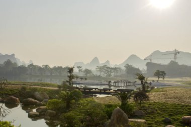 Manzaralı bir parkta sahne