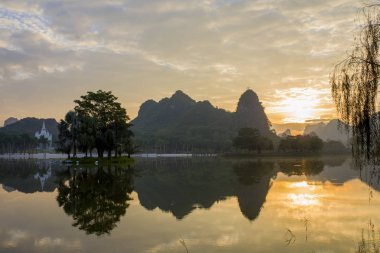 Manzaralı bir parkta sahne