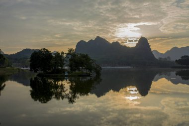Manzaralı bir parkta sahne