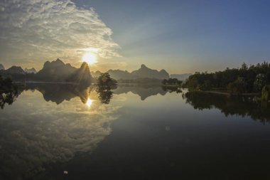 Manzaralı bir parkta sahne