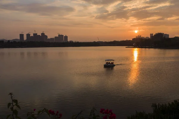 湖側での日没の風景 — ストック写真