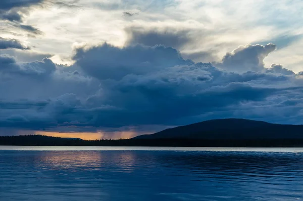 Lago di Bolshoye (Russia settentrionale) al tramonto — Foto Stock