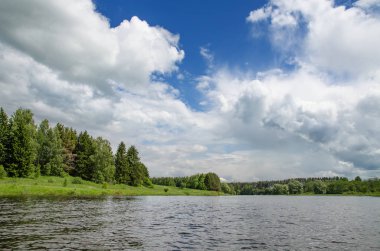 Göl boyunca ağaçlar çevrilidir
