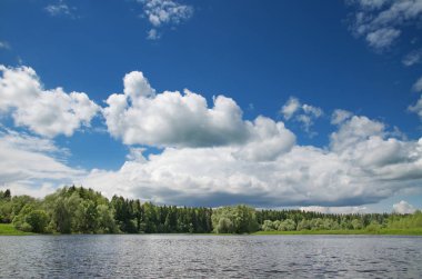 Göl boyunca ağaçlar çevrilidir