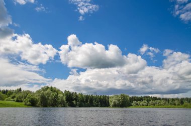 Göl boyunca ağaçlar çevrilidir