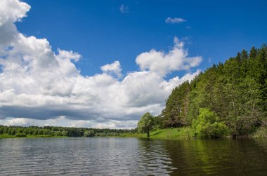 Göl boyunca ağaçlar çevrilidir