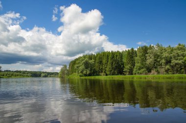 Göl boyunca ağaçlar çevrilidir