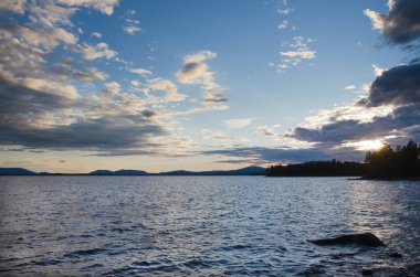 Günbatımı tarafından Lake Verkhnee (Kuzey Rusya)