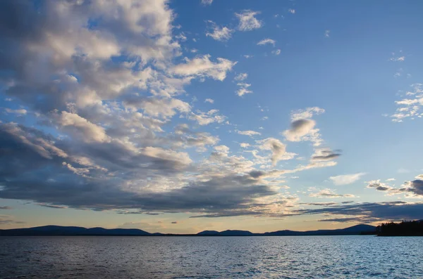 Günbatımı tarafından Lake Verkhnee (Kuzey Rusya)