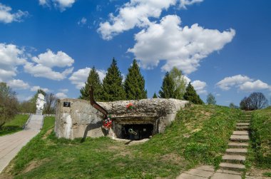 Ilinskoe, Rusya Federasyonu - 1 Mayıs: Moskova bölgesinde anıt parçası olarak beton makinelinin. Burada 1941 yılında 100 öğrenciler Podolsk topçu Okulu yok Nazi tank 1 Mayıs 2014