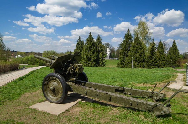 ИЖОЕ, РОССИЯ - 1: Старая Овсянка М-30 в составе мемориала в Московской области. Здесь в 1941 году курсанты Подольской артиллерийской школы 1 мая 2014 года уничтожили 100 нацистских танков

