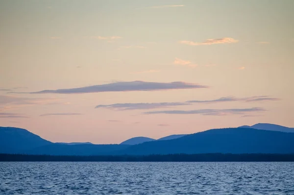 Lago Verkhnee (Russia settentrionale) al tramonto — Foto Stock