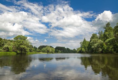 Göl boyunca ağaçlar çevrilidir