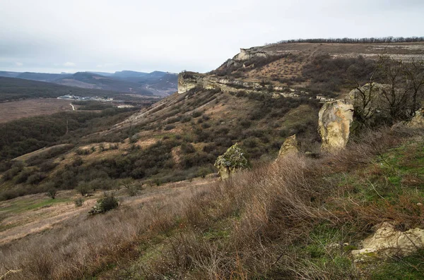 Холмы Крыма недалеко от Бахчисарая (Крым) ) — стоковое фото