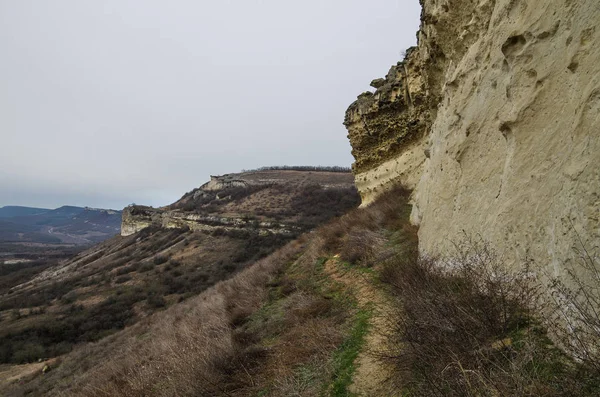 Холмы Крыма недалеко от Бахчисарая (Крым) ) — стоковое фото