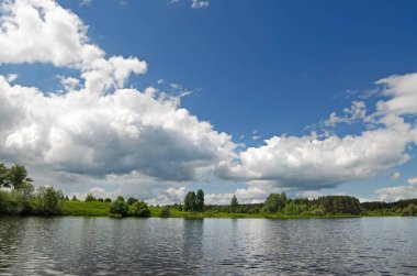 Göl boyunca ağaçlar çevrilidir