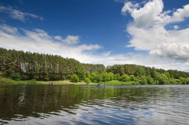 Göl boyunca ağaçlar çevrilidir